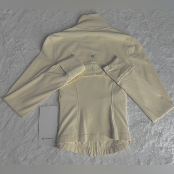 NWT Lululemon Define Cropped Jacket *Nulu BUTTER CREAM SIZE 2 - Picture 10 of 12